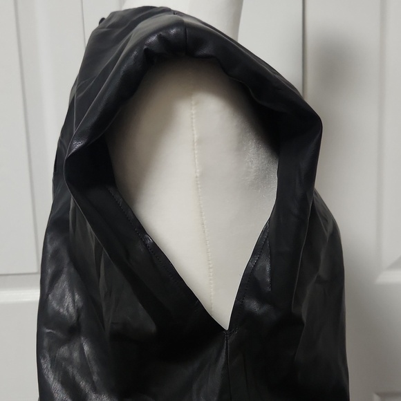 Good American Strong Shoulder Faux Leather Bodysuit - Picture 6 of 8